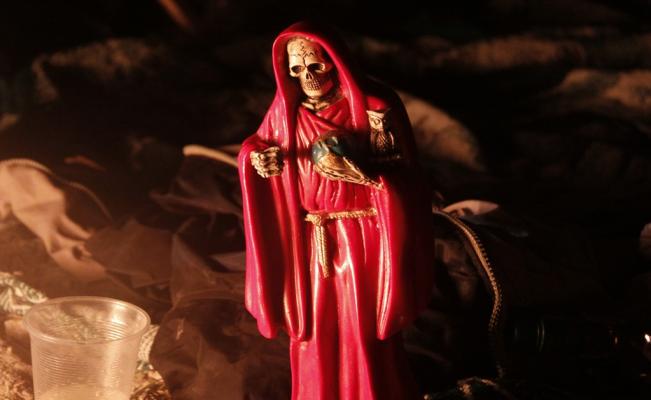La historia de la santa muerte: blanca, roja, y mas 